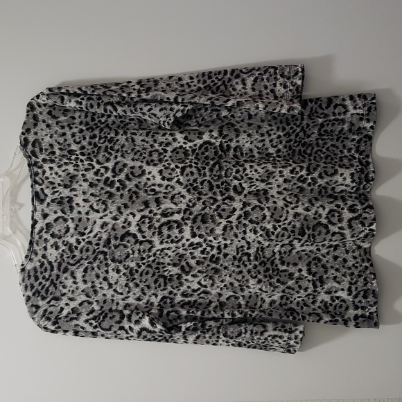 NWOT Chico's Easy to Wear No Iron 3/4 Sleeve Snow Leopard Print Top - Picture 4 of 6